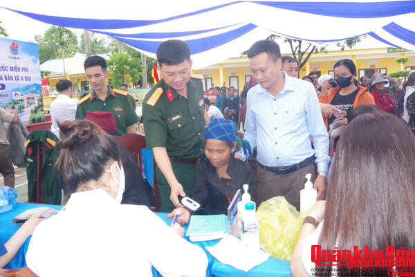 Sư đoàn 968 (Quân khu 4): Phối hợp khám bệnh, cấp thuốc miễn phí cho nhân dân nơi biên giới