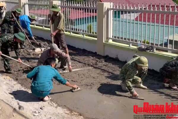 Đoàn Kinh tế – Quốc phòng 5 (Quân khu 4) tham gia tu sửa trường học