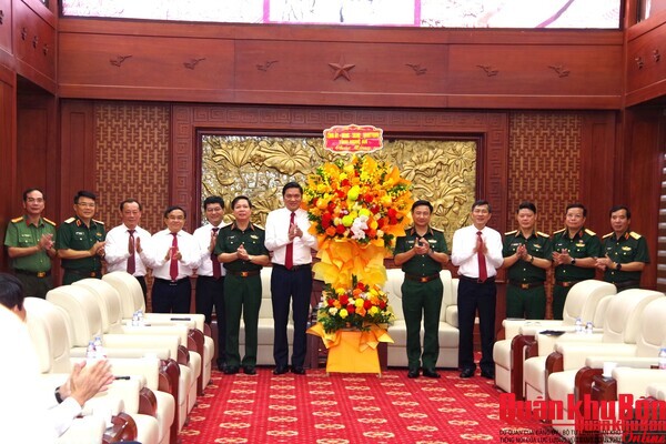 Chúc mừng Ngày truyền thống Lực lượng vũ trang Quân khu 4
