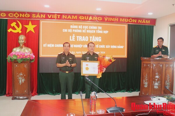 Thiếu tướng Phan Văn Sỹ đón nhận Kỷ niệm chương “Vì sự nghiệp công tác tổ chức xây dựng Đảng”