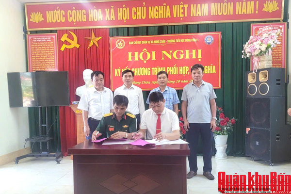 Ban Chỉ huy Quân sự xã Hùng Châu và Trường Tiểu học Hùng Châu 1 ký kết Quy chế kết nghĩa