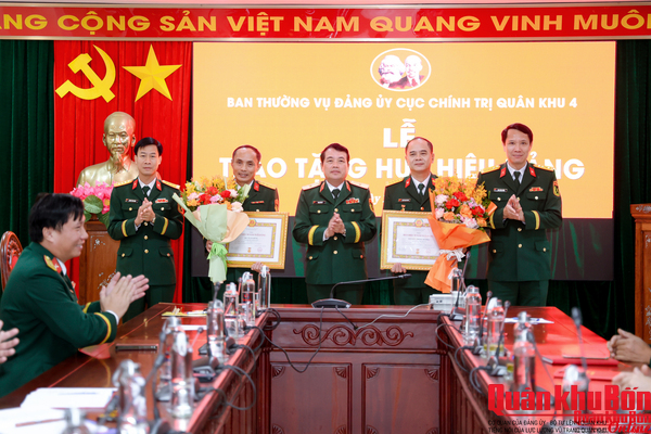 Thường vụ Đảng ủy Cục Chính trị Quân khu 4: Trao tặng Huy hiệu 35 và 30 năm tuổi Đảng