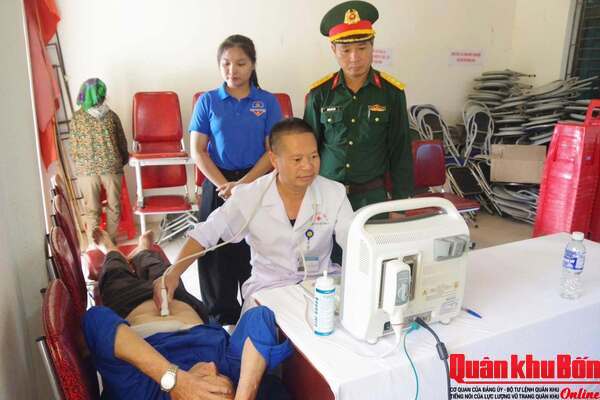 Đoàn Kinh tế - Quốc phòng 4 (Quân khu 4) khám, cấp thuốc miễn phí cho Nhân dân