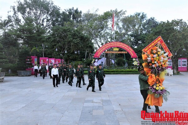 Đoàn công tác Quân ủy Trung ương, Bộ Quốc phòng dâng hương, dâng hoa tưởng niệm Chủ tịch Hồ Chí Minh