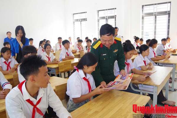 Đoàn Kinh tế - Quốc phòng 4 (Quân khu 4) tuyên truyền, phổ biến Luật Hôn nhân và gia đình
