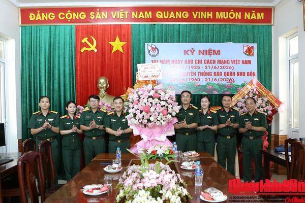 Các đơn vị chúc mừng Báo Quân khu 4 nhân Ngày Báo chí Cách mạng Việt Nam