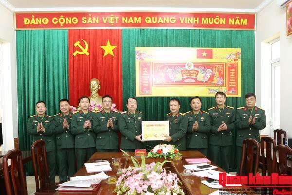 Thiếu tướng Phan Văn Sỹ kiểm tra sẵn sàng chiến đấu và chúc Tết các đơn vị