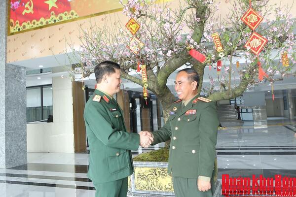 Các địa phương, đơn vị nước bạn Lào thăm, chúc Tết Quân khu 4