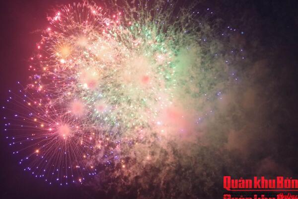 Mãn nhãn màn pháo hoa trong thời khắc giao thừa tại thành phố Huế