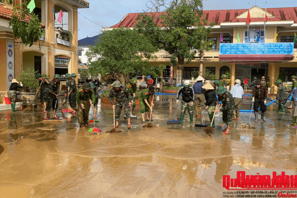 Ban Chỉ huy Phòng thủ khu vực 3 - Vĩnh Linh giúp xã Lệ Thủy khắc phục hậu quả mưa lũ