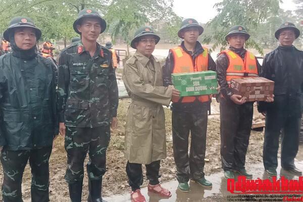 Chính uỷ Bộ Chỉ huy Quân sự thành phố Huế thăm tặng quà động viên cán bộ, chiến sĩ thực hiện nhiệm vụ