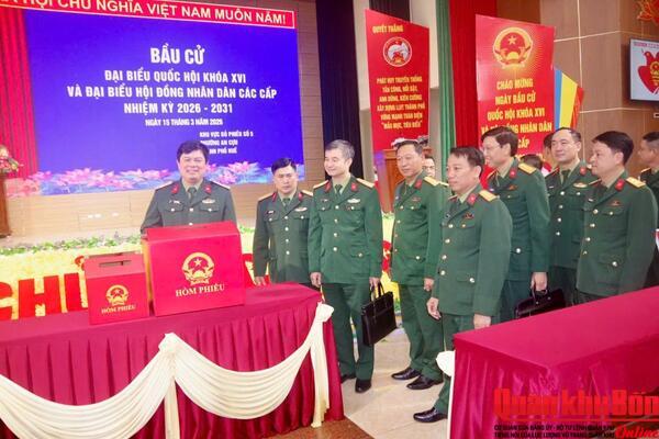 Đại tá Thái Đức Hạnh, Phó Chủ nhiệm Chính trị Quân khu 4 kiểm tra công tác chuẩn bị bầu cử tại Bộ Chỉ huy Quân sự thành phố Huế