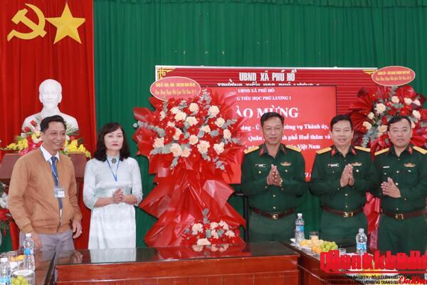 Bộ Chỉ huy Quân sự thành phố Huế thăm, chúc mừng ngày nhà giáo Việt Nam 20/11