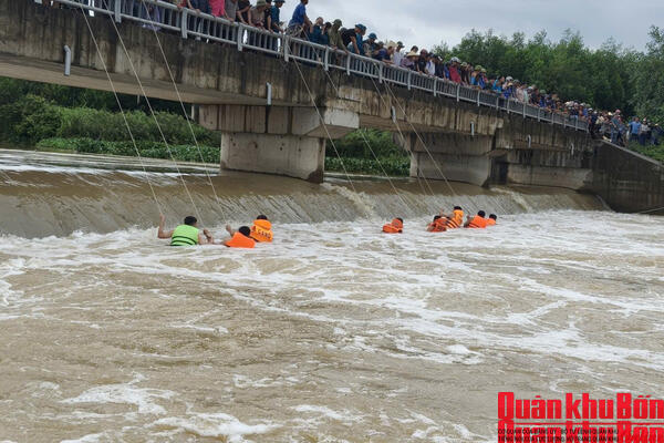 Ban Chỉ huy Quân sự xã Giai Lạc (Nghệ An) tìm kiếm người mất tích do đuối nước