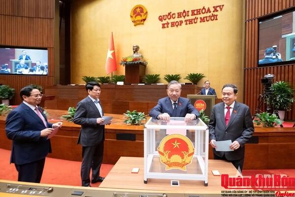 Chánh án Tòa án nhân dân Tối cao Nguyễn Văn Quảng tuyên thệ nhậm chức