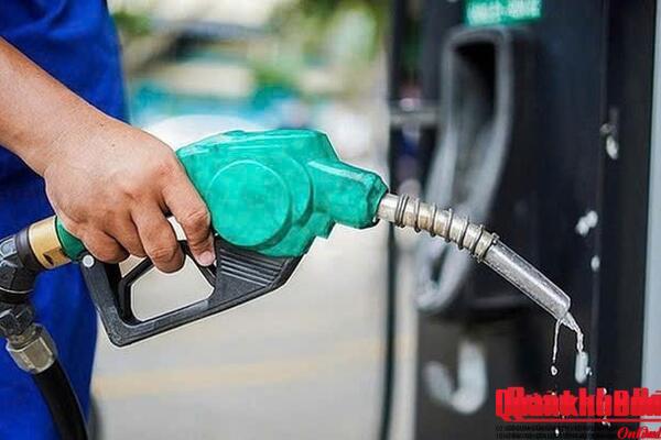 Từ chiều nay (5/3/2026), giá dầu hỏa tăng 7.132 đồng/lít, xăng RON95 vượt 22.000 đồng/lít