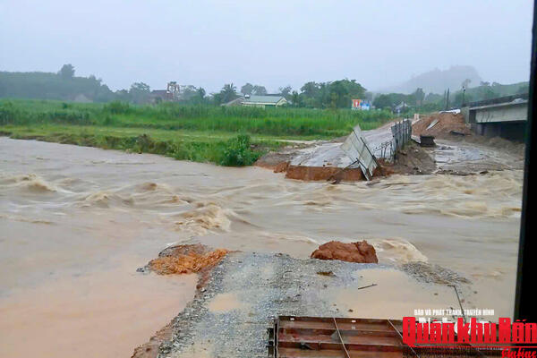 Mưa lớn gây ngập úng, chia cắt nhiều tuyến đường ở Nghệ An