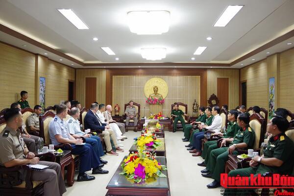 Đoàn Lục quân hoa kỳ Thái Bình Dương thăm, chào xã giao Bộ Chỉ huy Quân sự tỉnh Quảng Trị