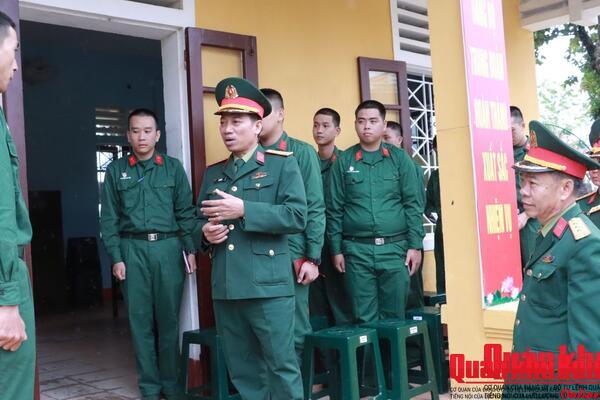 Bộ CHQS thành phố Huế thăm, động viên chiến sĩ mới tại Trung đoàn 6