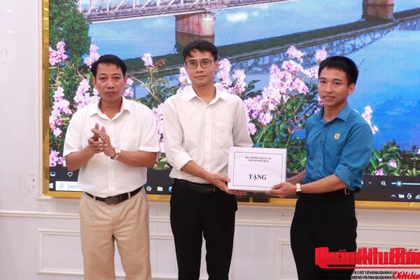 Thành phố Huế tặng Bằng khen cho Trường Cao đẳng Công nghệ Hà Tĩnh