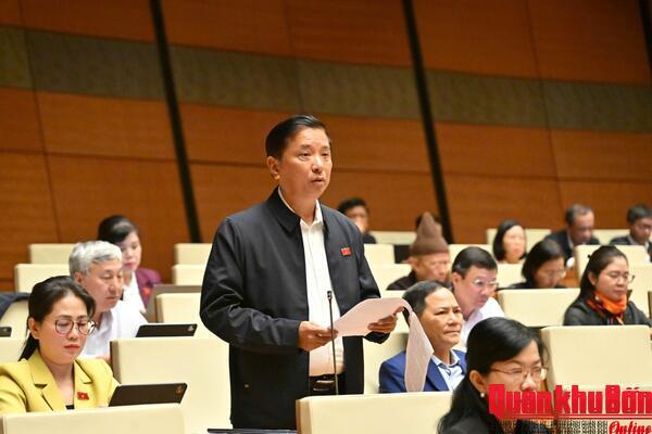 Trung tướng Hà Thọ Bình, Tư lệnh Quân khu phát biểu thảo luận tại hội trường Quốc hội