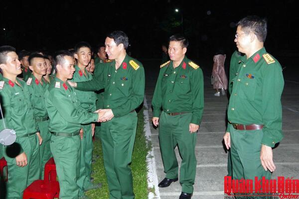 Đoàn Văn công Quân khu 4 biểu diễn phục vụ cán bộ, chiến sĩ Quân khu 5