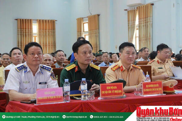 Bệnh viện Quân y 4 khám bệnh, tặng quà cho người dân xã Văn Kiều