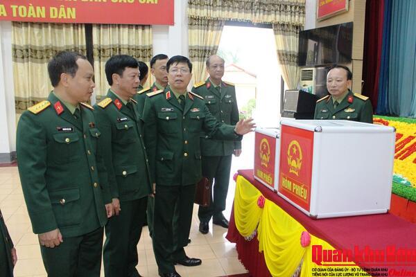 Thiếu tướng Lê Văn Trung kiểm tra công tác chuẩn bị bầu cử các đơn vị trên địa bàn Nghệ An.