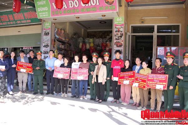 Bộ CHQS tỉnh Quảng Trị thăm, tặng quà các hộ dân bị ảnh hưởng sạt lở tại xã Khe Sanh