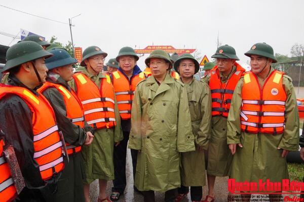 Bộ Chỉ huy Quân sự tỉnh Hà Tĩnh tập trung ứng cứu Nhân dân vùng bị ngập lụt