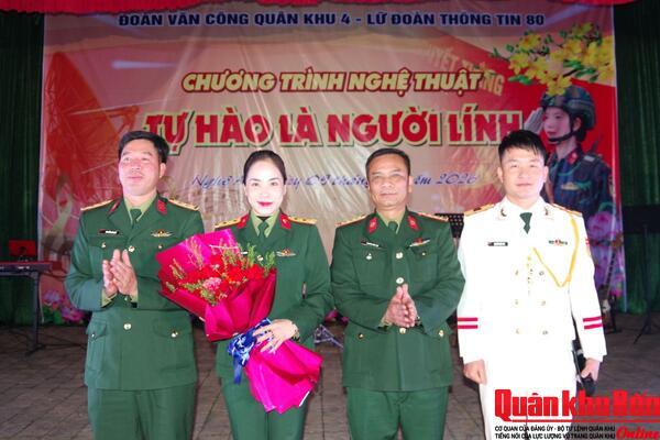 Đoàn Văn công Quân khu 4 biểu diễn chương trình “Tự hào là người lính”