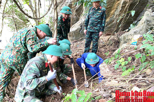 Đoàn Kinh tế - Quốc phòng 337 tìm kiếm, cất bốc 01 hài cốt liệt sĩ tại thôn Cu Bai, xã Hướng Lập