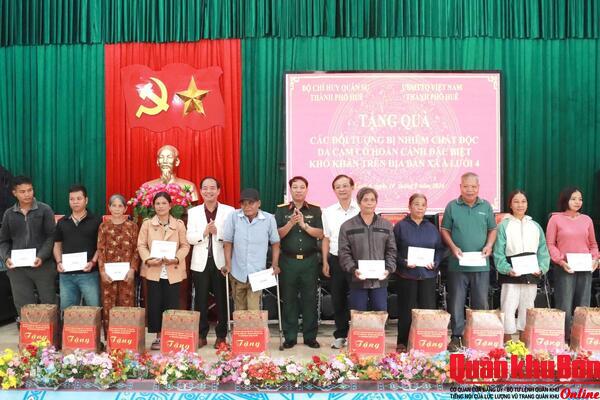 Bộ CHQS thành phố Huế phối hợp tặng quà nạn nhân chất độc da cam tại xã A Lưới 4