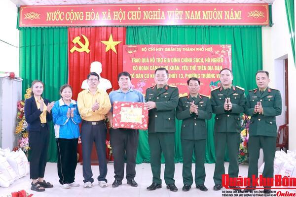 Bộ CHQS thành phố Huế trao quà hỗ trợ người nghèo tại phường Trường Vinh, tỉnh Nghệ An