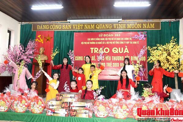 Lữ đoàn Phòng không 283: Trao quà “Cùng chia sẻ, trao yêu thương” tại Làng trẻ SOS Vinh