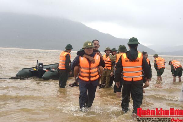 Quân khu 4: Tăng cường hoạt động công tác Đảng, công tác chính trị trong ứng phó mưa lũ