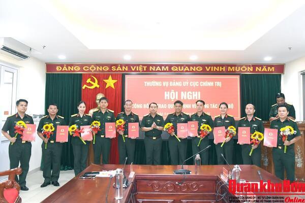 Thường vụ Đảng ủy Cục Chính trị Quân khu 4 công bố, trao quyết định cán bộ