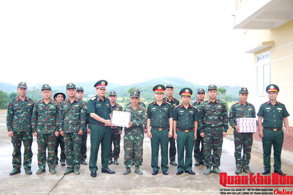 Bộ Tham mưu Quân khu 4 thăm, động viên đội tuyển xạ thủ bắn tỉa