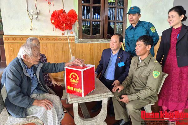 Nghệ An: Nhiều Tổ bầu cử đưa hòm phiếu phụ đến tận nhà phục vụ cử tri đặc biệt