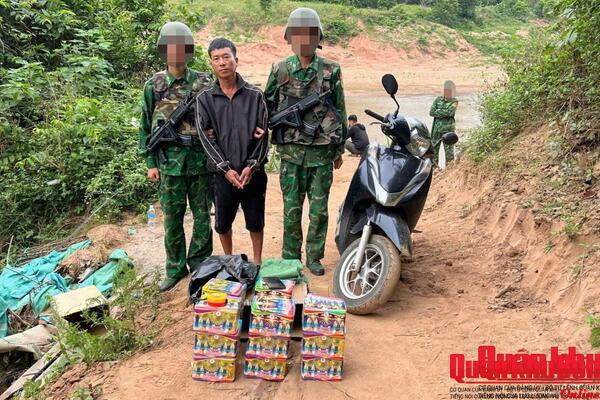 Quảng Trị: Bắt giữ đối tượng vận chuyển trái phép 15 hộp pháo hoa