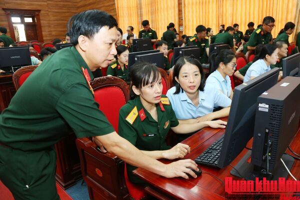 Phổ biến, bồi dưỡng, cập nhật kiến thức lý luận chính trị cho cán bộ, đảng viên trên Internet trong Quân đội