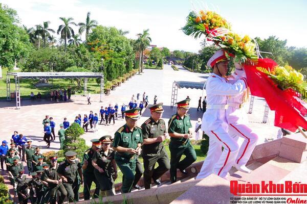 Đoàn sĩ quan trẻ Quân đội Lào dâng hương tại Khu di tích Quốc gia đặc biệt Thành cổ Quảng trị