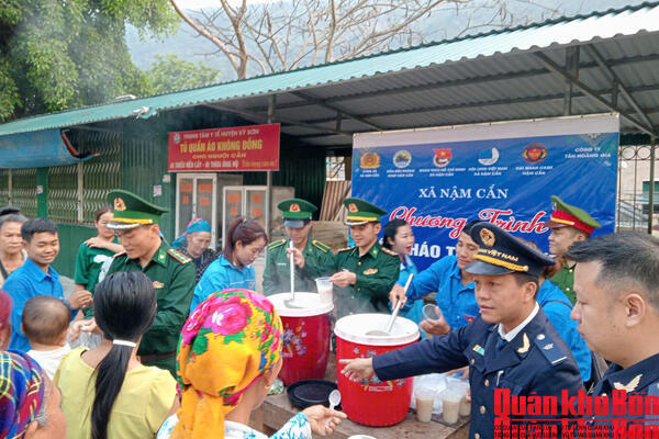 Ấm tình quân dân qua chương trình Bát cháo tình thương