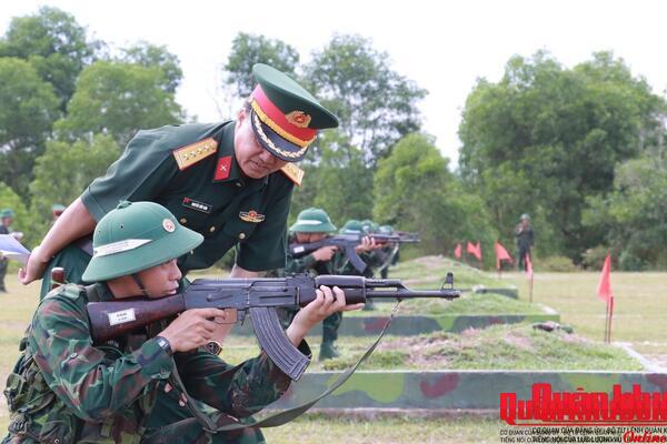Quân khu 4 kiểm tra huấn luyện và công tác chuẩn bị kiểm tra “3 tiếng nổ”