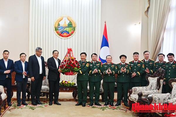 Thiếu tướng Đoàn Xuân Bường, Chính ủy Quân khu 4 thăm, chúc Tết Bunpimay Lào