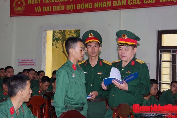 Bộ Chỉ huy Quân sự thành phố Huế kiểm tra, nắm tình hình tháng đầu ra quân huấn luyện