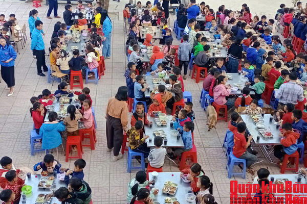 Đoàn Kinh tế - Quốc phòng 4: Tổ chức chương trình “Xuân biên cương - Tết ấm cho em”