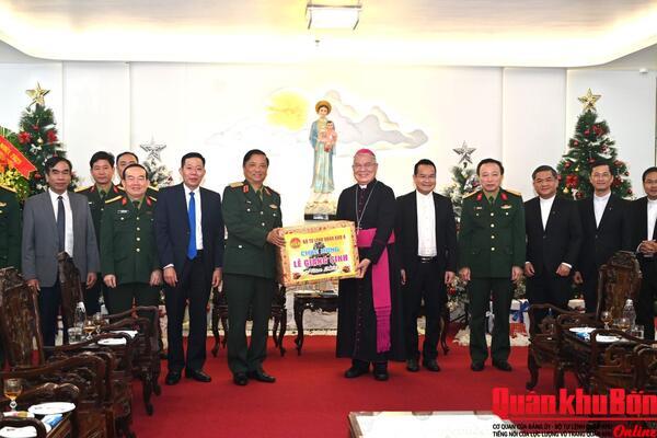 Quân khu 4 chúc mừng Giáng sinh tại Tổng Giáo phận Huế.