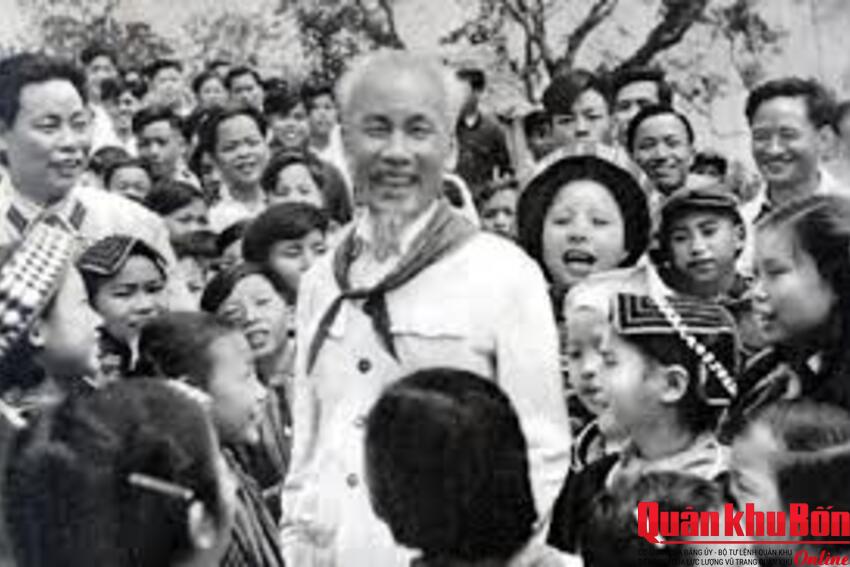 “ Đồng bào các dân tộc và cán bộ, chiến sĩ Việt Bắc đã luôn luôn nêu cao truyền thống đoàn kết, trung dũng của khu căn cứ cách mạng”