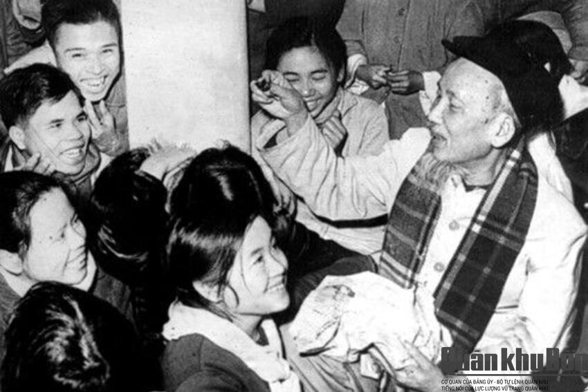 “Chiến sĩ thi giết giặc/Đồng bào thi tăng gia/Năm mới thi đua mới/Thắng lợi ắt về ta”